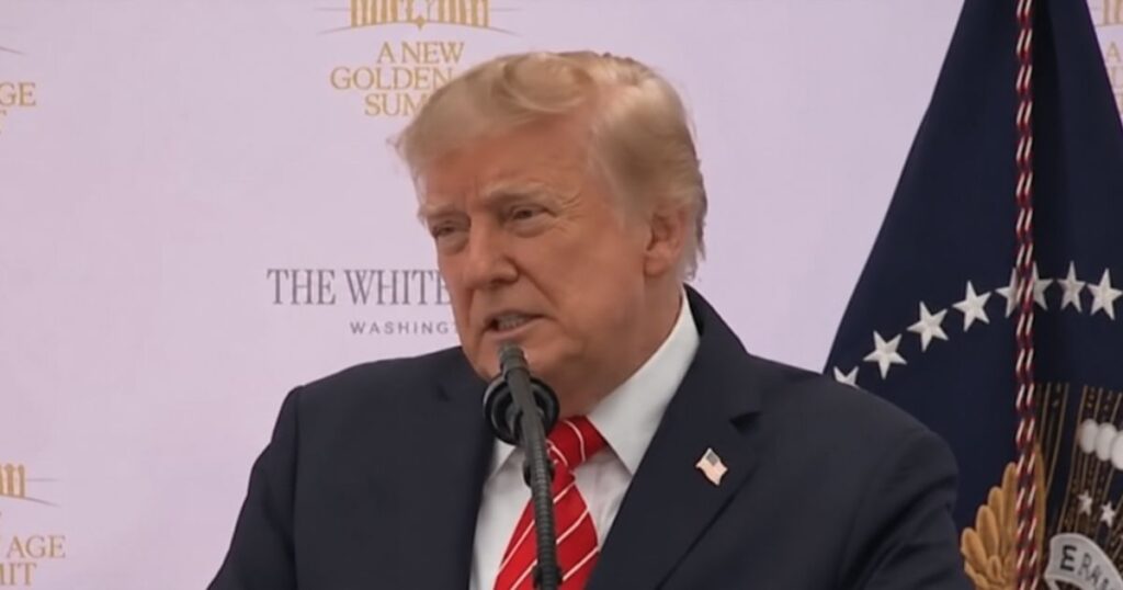 Donald Trump discursa diante de um microfone durante evento nos Estados Unidos. Governo americano planeja execução ao vivo nos EUA.