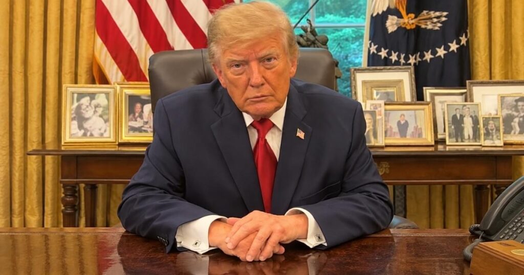 Donald Trump sentado em seu gabinete na Casa Branca, em imagem ilustrativa de matéria sobre o acordo para importação de diesel russo nos EUA.