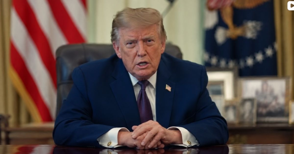 Donald Trump durante pronunciamento nos Estados Unidos; aprovação do presidente está em 32% antes das eleições legislativas