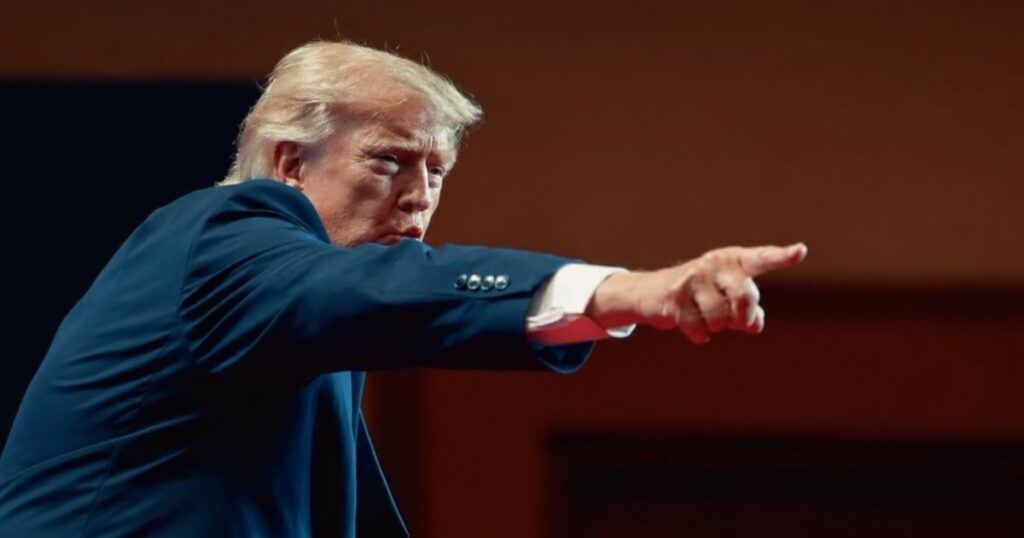 Donald Trump, presidente dos Estados Unidos, aponta para a frente durante evento, em meio à queda de sua aprovação para 31%.