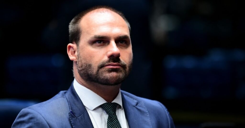 Eduardo Bolsonaro durante sessão no Senado Federal. Ex-deputado tem condenações no STF por coação e difamação.