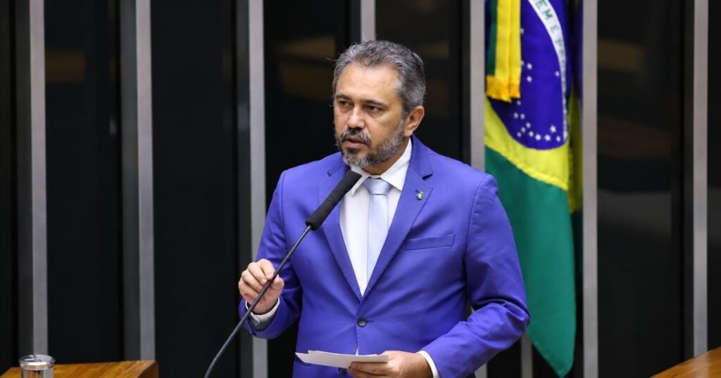 Governador Elmano de Freitas discursa ao microfone na Câmara dos Deputados. Governo do Ceará pretende propor isenção do IPVA para motoristas de aplicativo e entregadores.