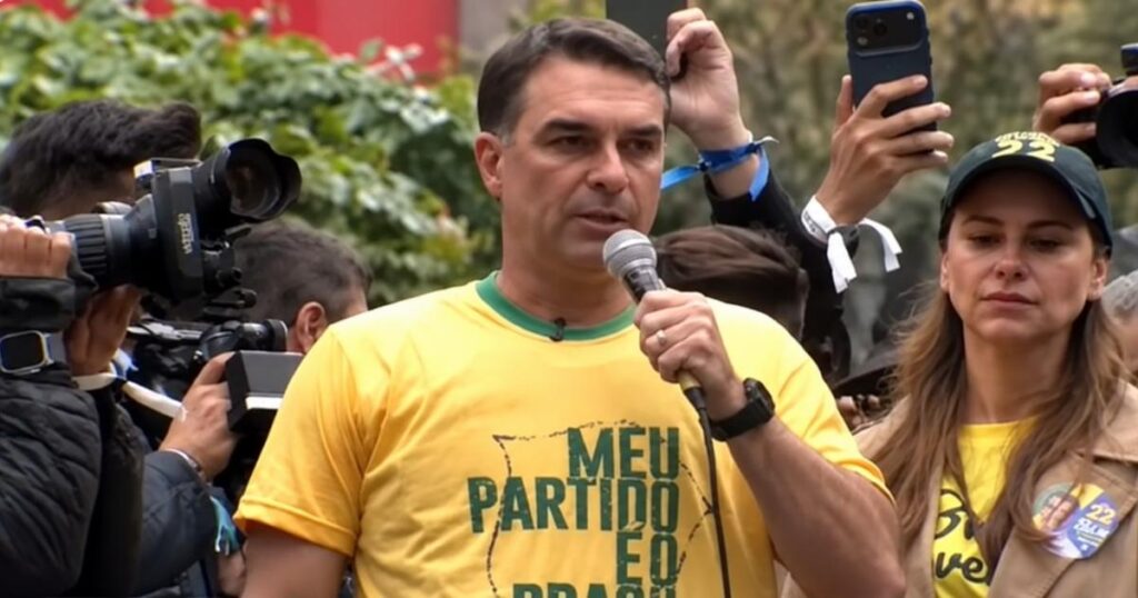 Flávio Bolsonaro fala ao microfone durante ato público em meio ao debate sobre a escala 6x1