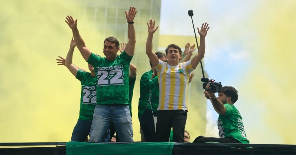 Flávio Bolsonaro na Paulista participa de comício ao lado de apoiadores durante manifestação eleitoral em São Paulo, em 18 de outubro de 2026.