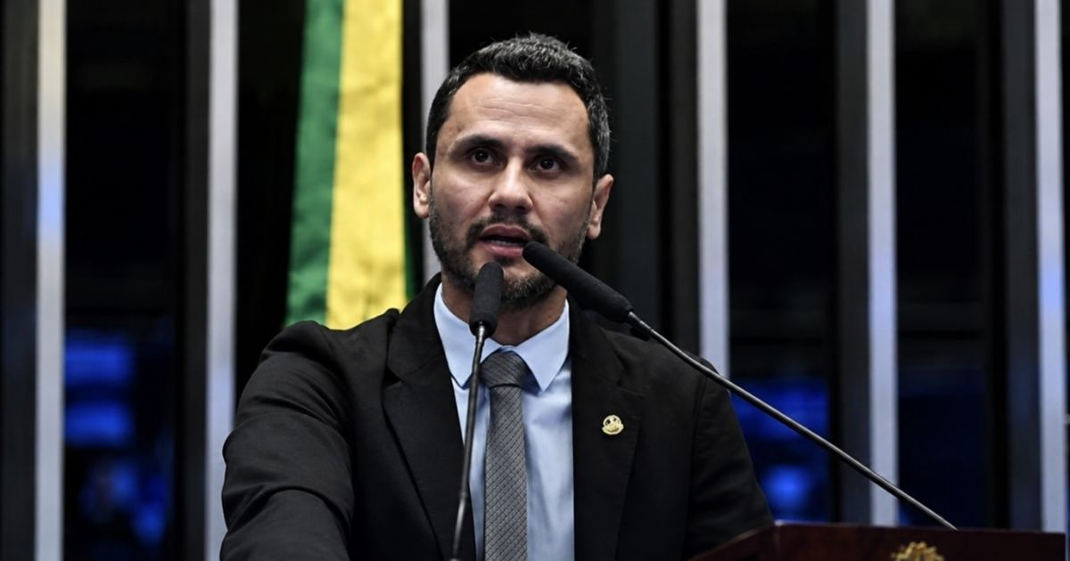 Cleitinho Azevedo discursa em tribuna com microfones durante sessão parlamentar. Matéria aborda o déficit previsto para o governo Cleitinho em 2027.
