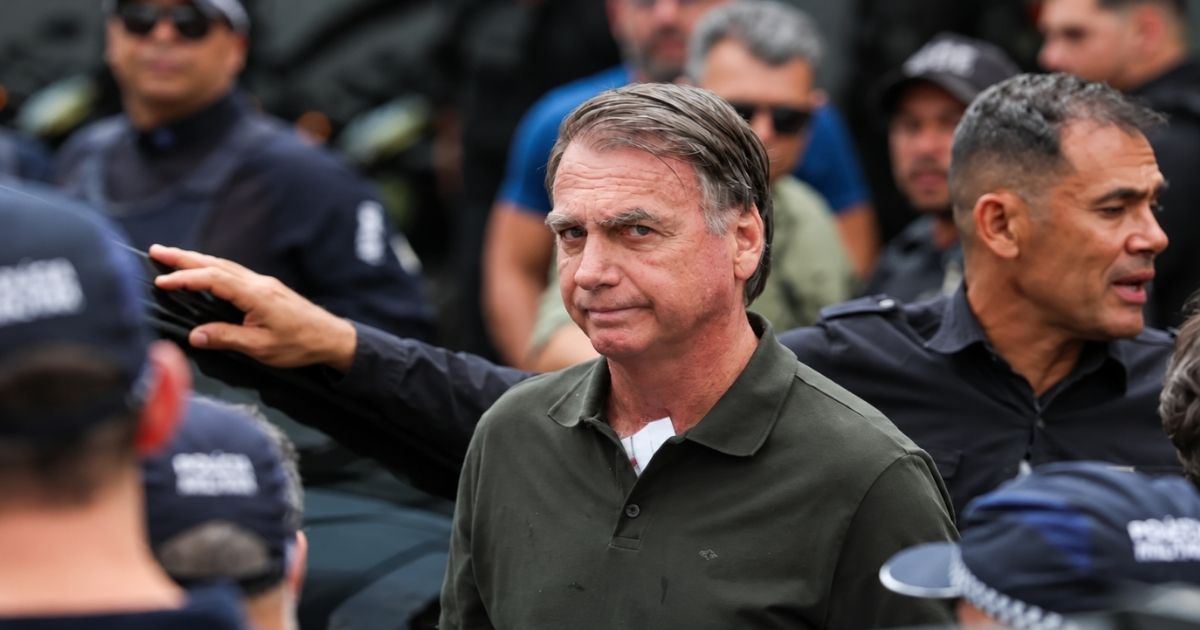 Jair Bolsonaro durante deslocamento acompanhado por agentes de segurança