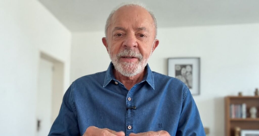 Presidente Lula, de camisa azul, aparece em vídeo enquanto defende propostas de seu governo para o Brasil.
