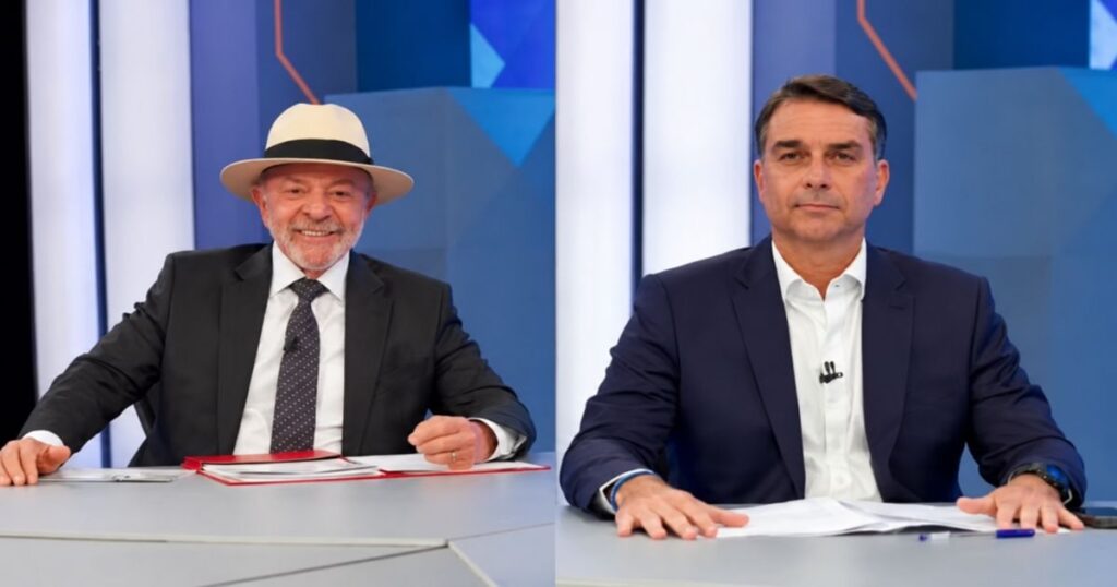 Luiz Inácio Lula da Silva e Flávio Bolsonaro, candidatos à Presidência da República, aparecem em cenário de estúdio de televisão.