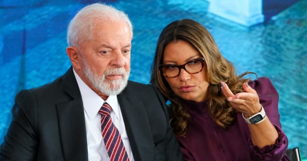 Presidente Luiz Inácio Lula da Silva ao lado da primeira-dama Janja Lula da Silva durante uma conversa.