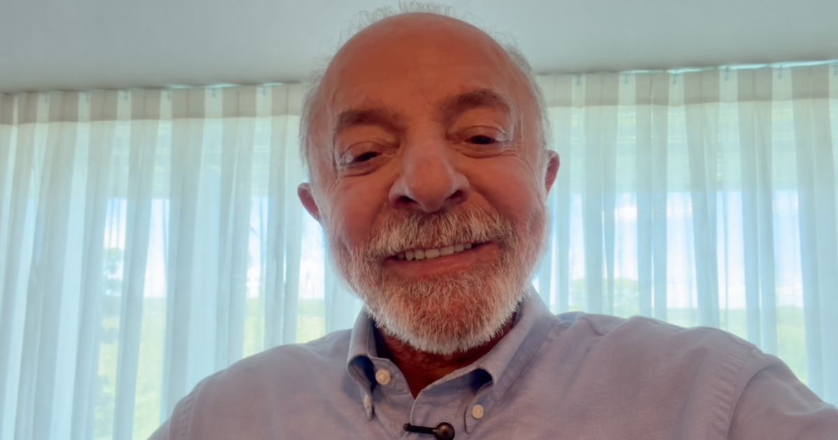 Lula aparece em vídeo estilo selfie, usando camisa azul, durante estratégia de comunicação nas redes sociais para o segundo turno de 2026.