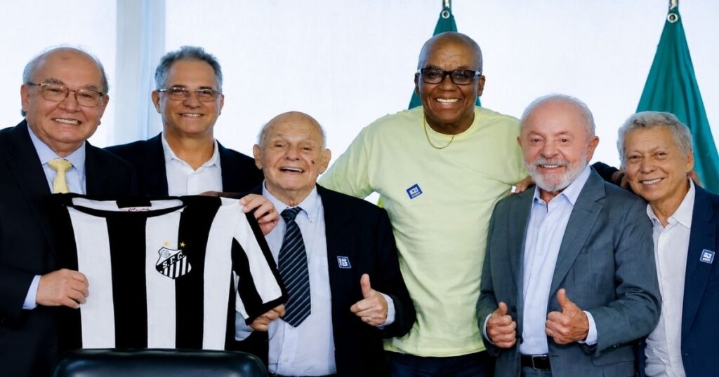 Lula posa com representantes do Santos durante encontro no Palácio do Planalto relacionado ao acordo sobre o CT Rei Pelé.