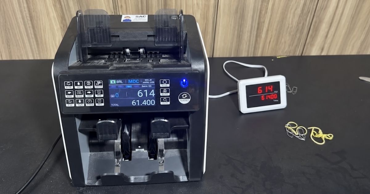 Máquina de contar dinheiro encontrada pela Polícia Federal em sala-cofre de hangar ligado ao advogado Willer Tomaz, no Aeroporto de Brasília.