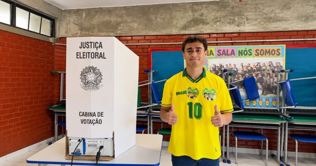 Nikolas Ferreira em local de votação durante as eleições de 2026, em Minas Gerais.