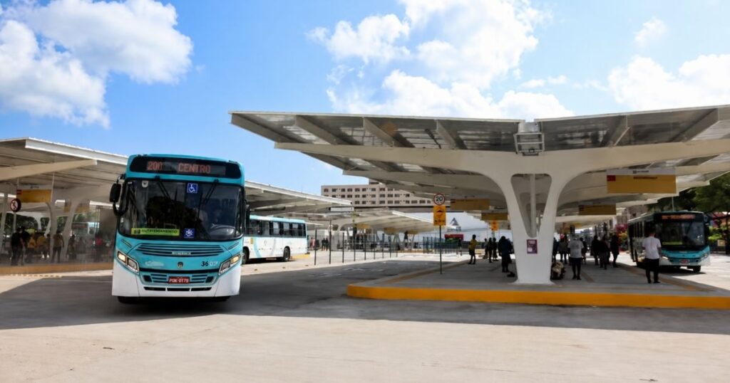 Ônibus em terminal de Fortaleza, onde a Prefeitura anunciou 400 veículos adicionais para o segundo turno das eleições de 2026.