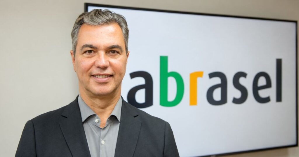 Paulo Solmucci, presidente nacional da Abrasel, aparece em frente ao logotipo da Associação Brasileira de Bares e Restaurantes.