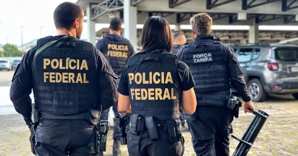 Agentes da Polícia Federal durante ação policial. A Operação São Silvestre investiga suspeitas de pirâmide financeira com criptomoedas.