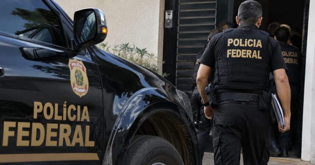 Agentes da Polícia Federal durante operação; corporação investiga suspeita de compra de votos em Sergipe.