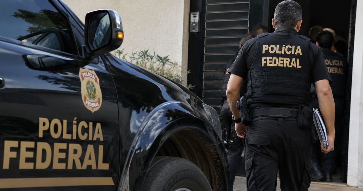 Agentes da Polícia Federal durante operação; corporação investiga suspeita de compra de votos em Sergipe.