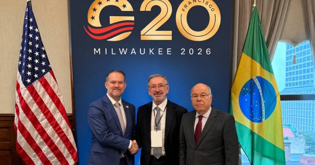 Márcio Elias Rosa, Jamieson Greer e Mauro Vieira durante reunião do G20 em Milwaukee sobre relações comerciais entre Brasil e Estados Unidos.
