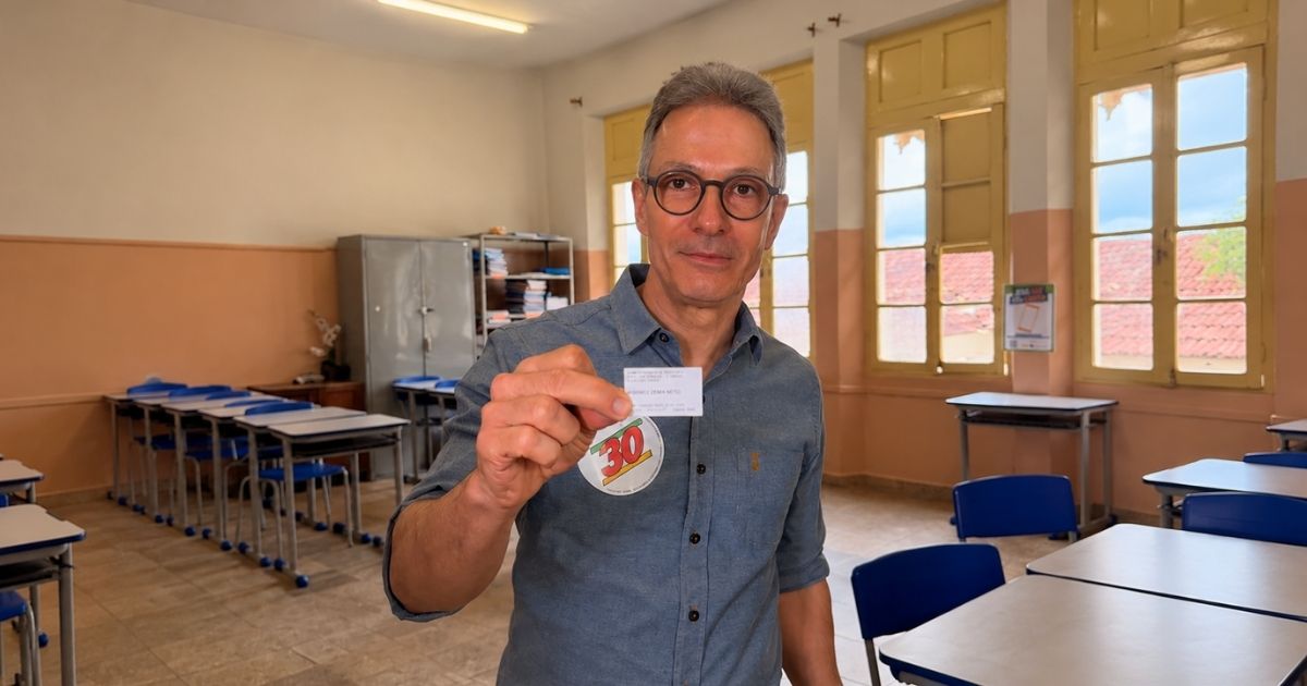 Romeu Zema exibe comprovante durante votação nas eleições de 2026