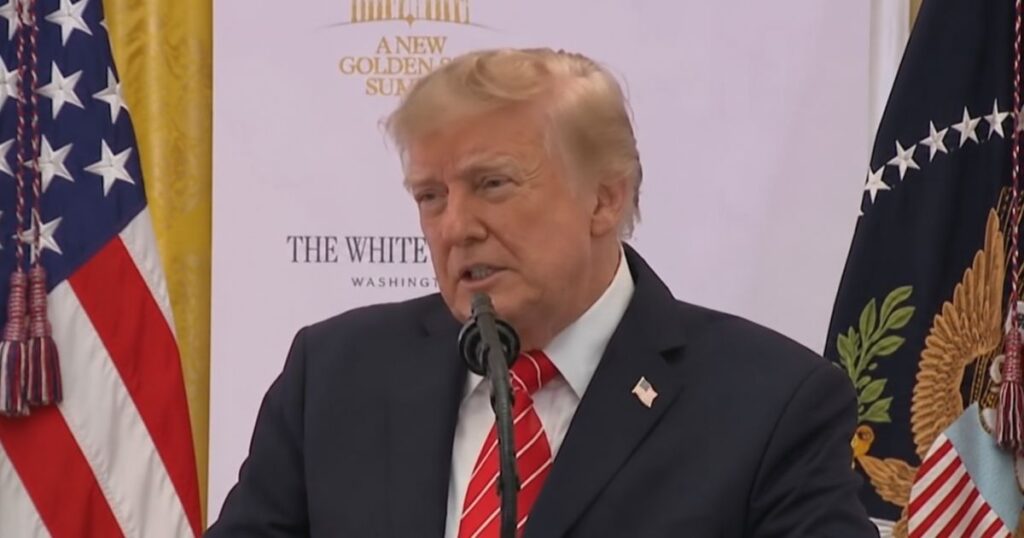 Donald Trump discursa diante de um microfone, com bandeiras dos Estados Unidos ao fundo, em imagem que ilustra matéria sobre Trump e América Latina.
