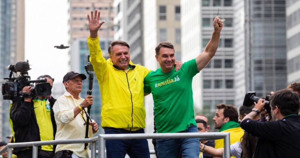 Jair Bolsonaro e Flávio Bolsonaro aparecem juntos em manifestação pública, com os braços erguidos, antes da retomada das visitas autorizadas por Alexandre de Moraes.